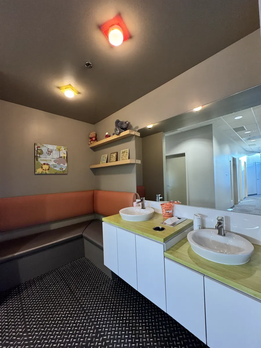 Children's brushing station with two sinks, bench and diamond-plate floor